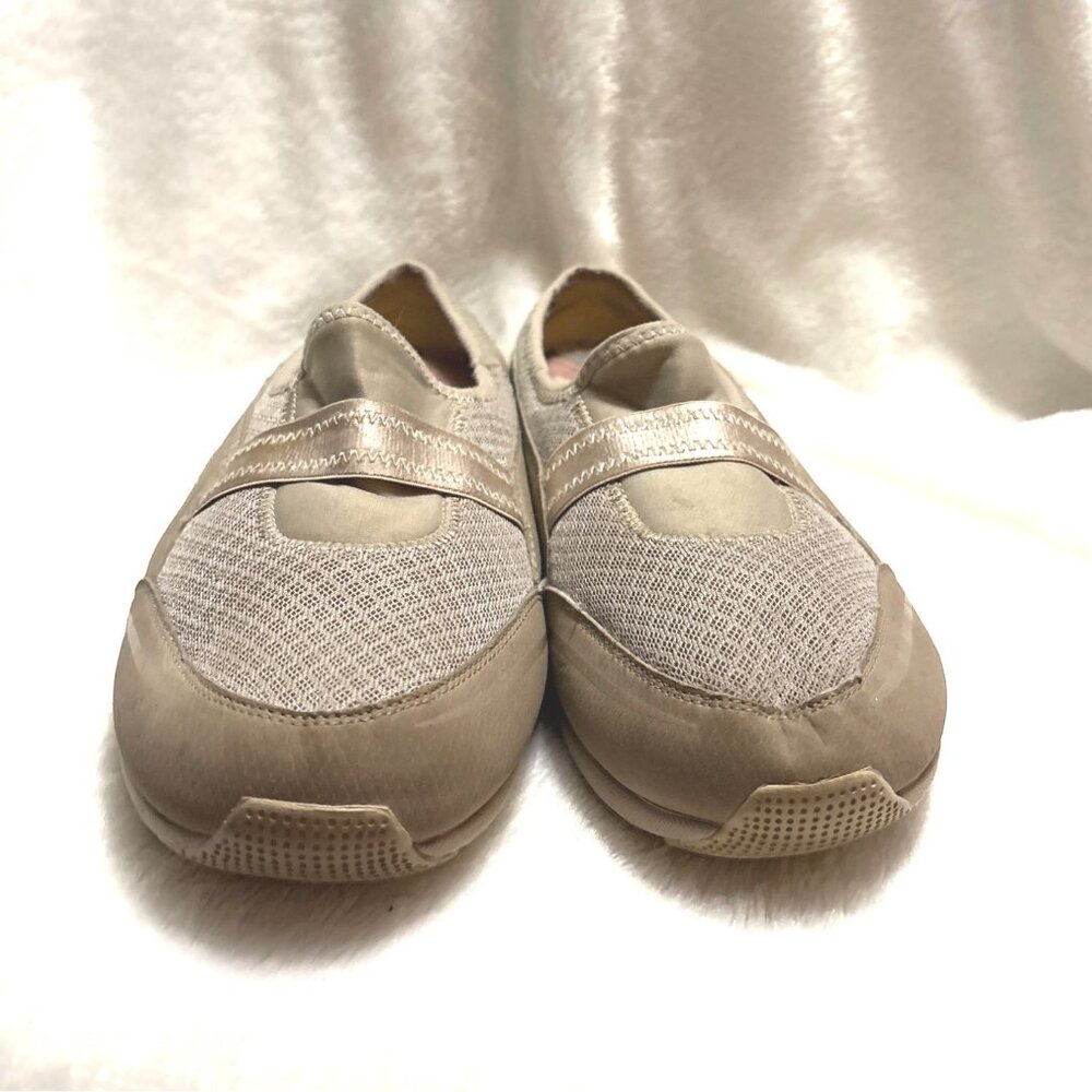 Skechers Womens Beige Slip-On Shoes Size 10 US UK 7 EUR 40 Synthetic/Textile Upp
